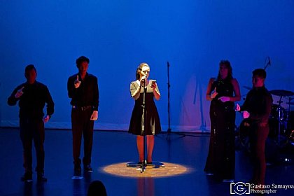 Leyendo poemario Sin Desahogo junto al Coro de ASORGUA