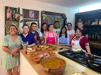Cocinando en La Tortilla Cooking School y escribiendo las experiencias.